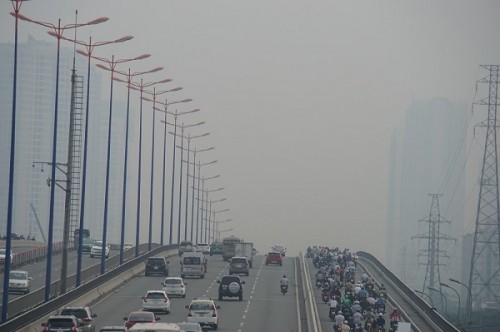 TPHCM: Sương mù kéo dài cả ngày do ô nhiễm môi trường