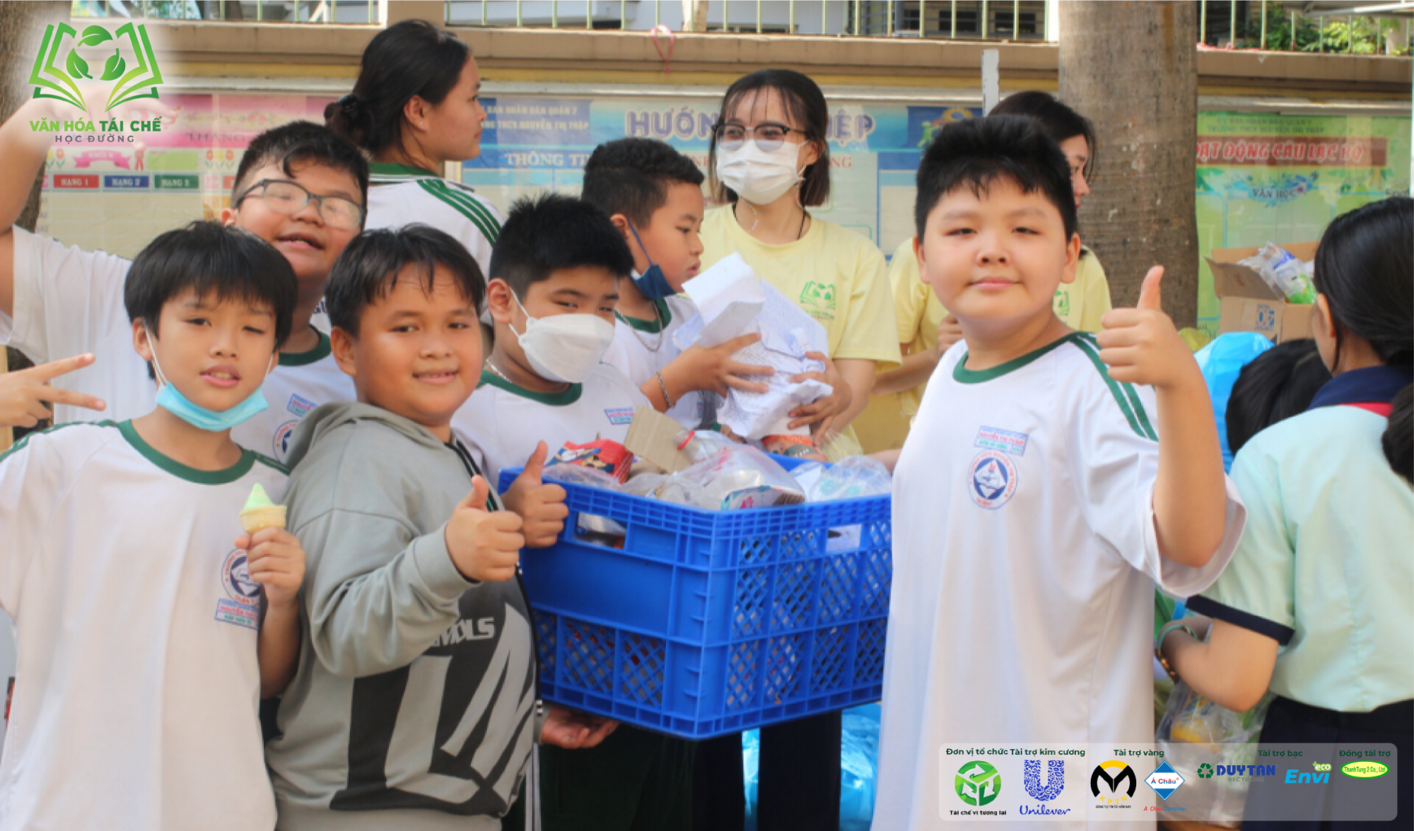 các em học sinh tham gia Đổi rác lấy quà