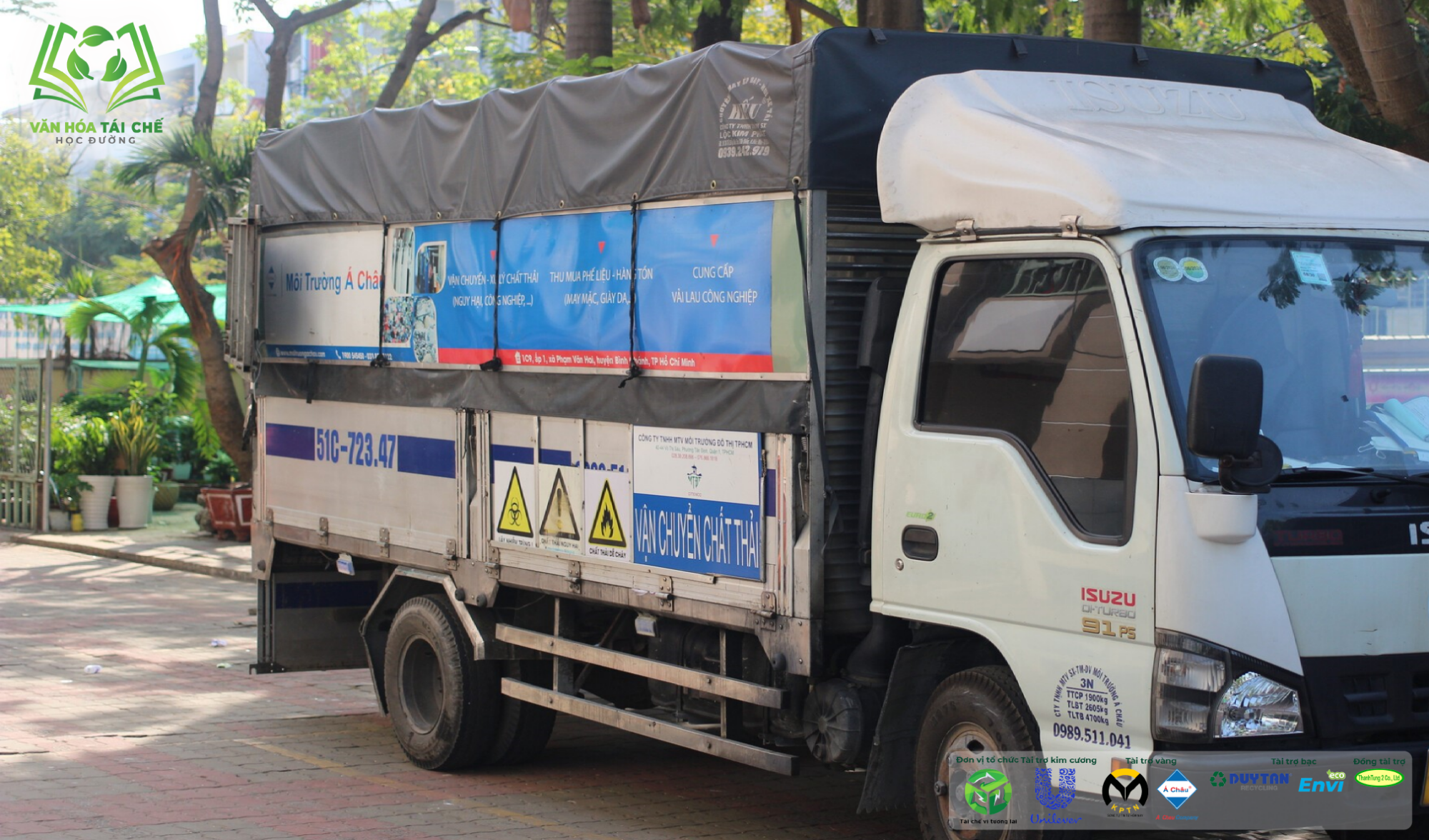 Rác thải được thu gom bởi xe vận tải của Môi Trường Á Châu