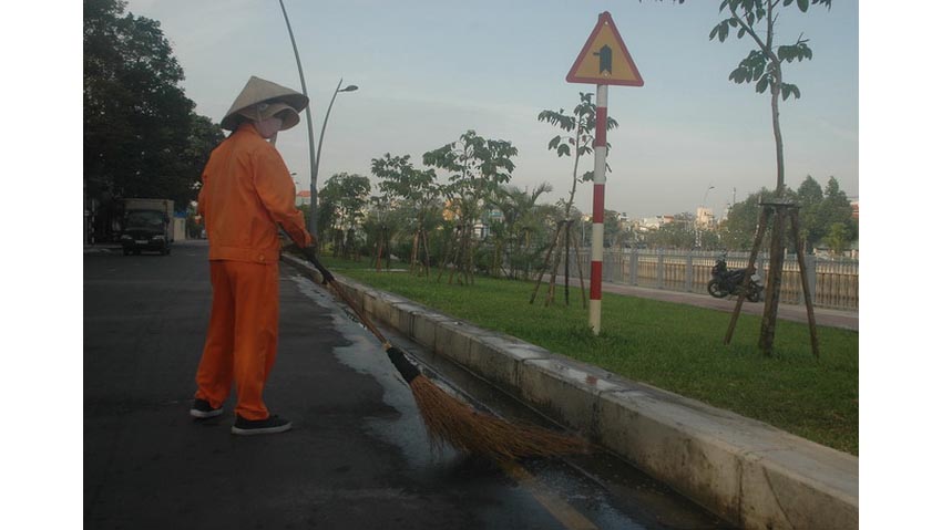 TP.HCM: Vận động, giám sát người dân không xả rác ra đường và kênh rạch