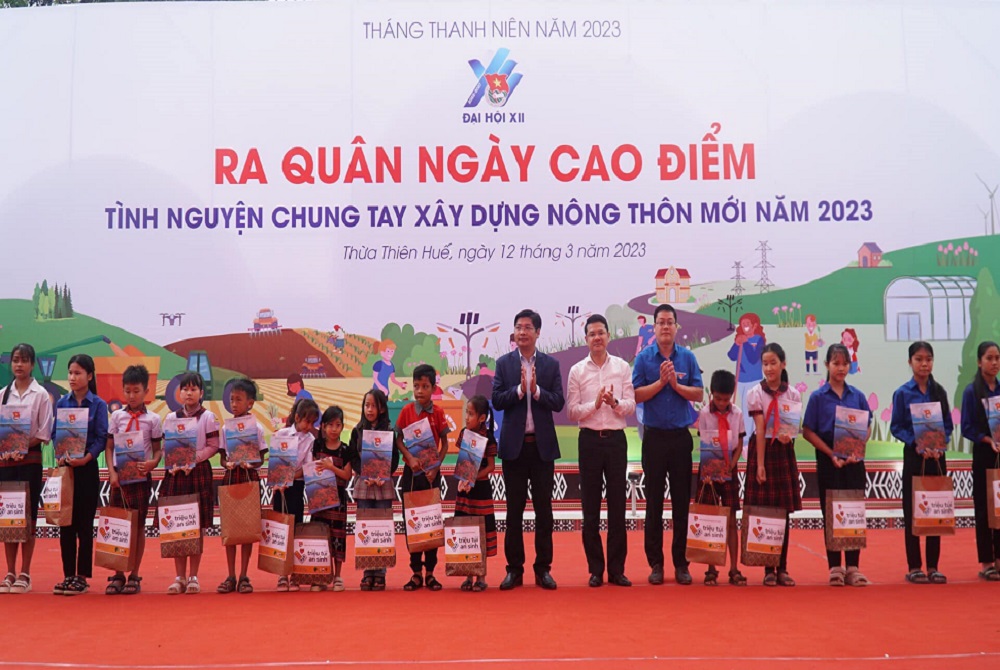 Thừa Thiên Huế: Ra quân Ngày cao điểm “Tình nguyện chung tay xây dựng nông thôn mới”