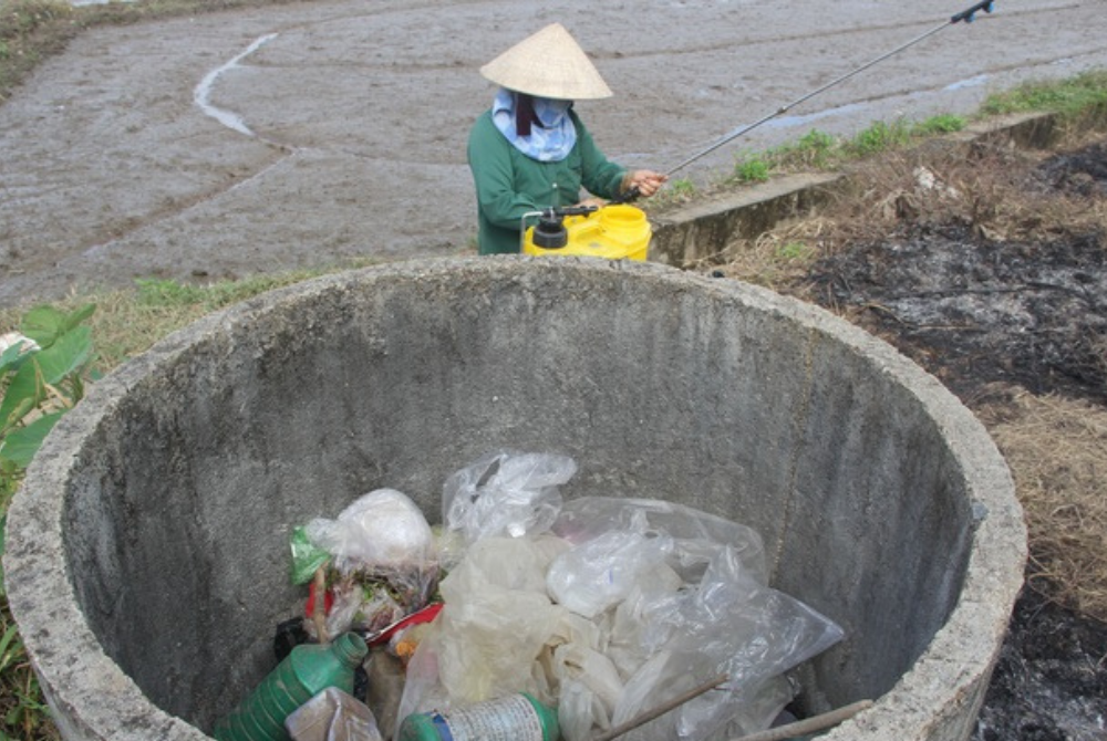 Thanh Hóa: Cựu chiến binh vận động dân gom vỏ thuốc bảo vệ thực vật để bảo vệ môi trường!