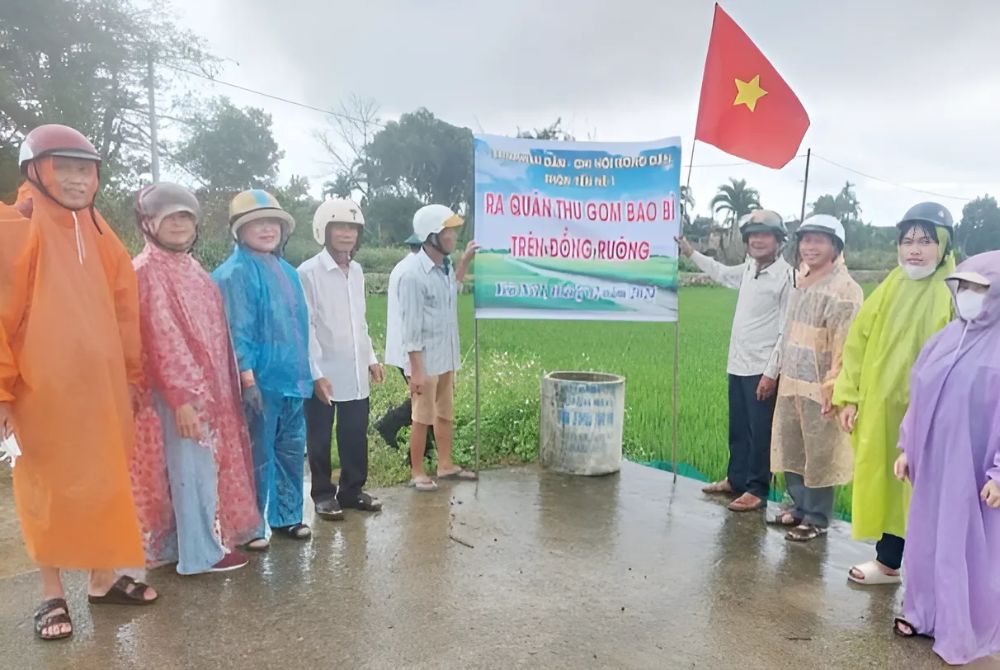 Đà Nẵng: Nông dân Hòa Tiến làm sạch đồng ruộng, bảo vệ môi trường 
