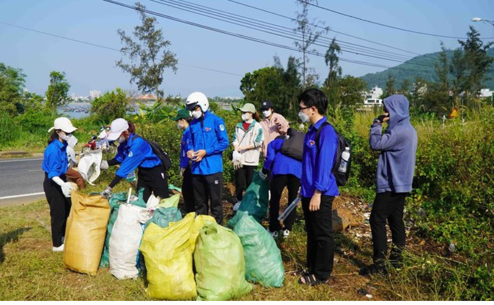 Hơn 700 bạn trẻ cùng 'Làm sạch Sơn Trà'