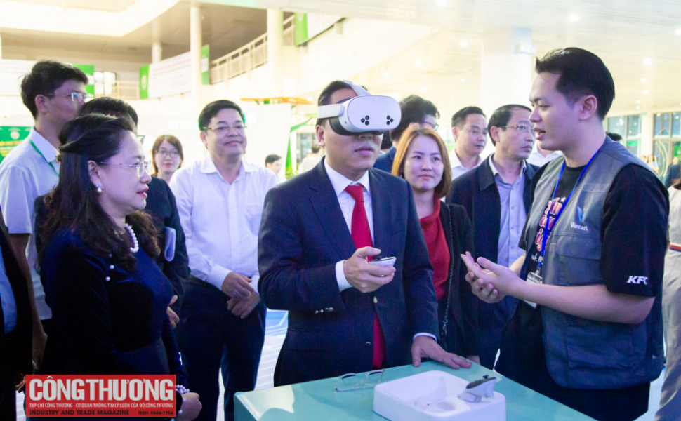 Thứ trưởng Bộ Công Thương Nguyễn Hoàng Long tham quan gian hàng chuyển đổi số, công nghệ thực tế ảo tại Hội chợ Triển lãm hàng công nghiệp nông thôn