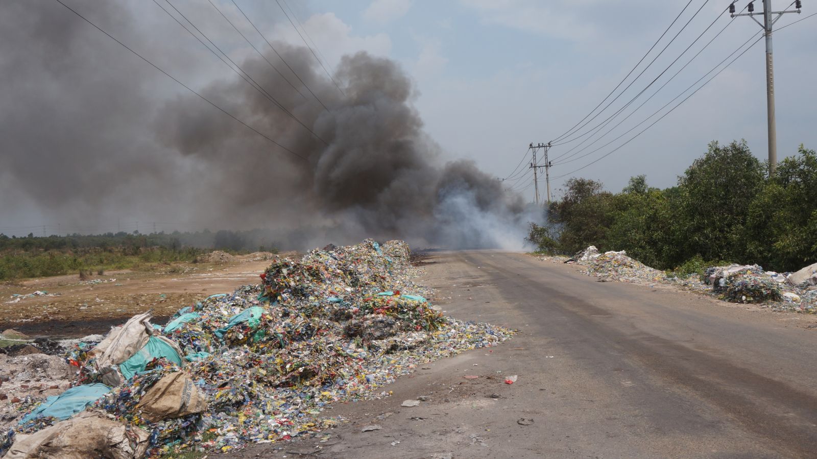 UBND tỉnh Long An sẽ sớm có chỉ đạo xử lý tình trạng đổ rác tràn lan trên Đường tỉnh 823C