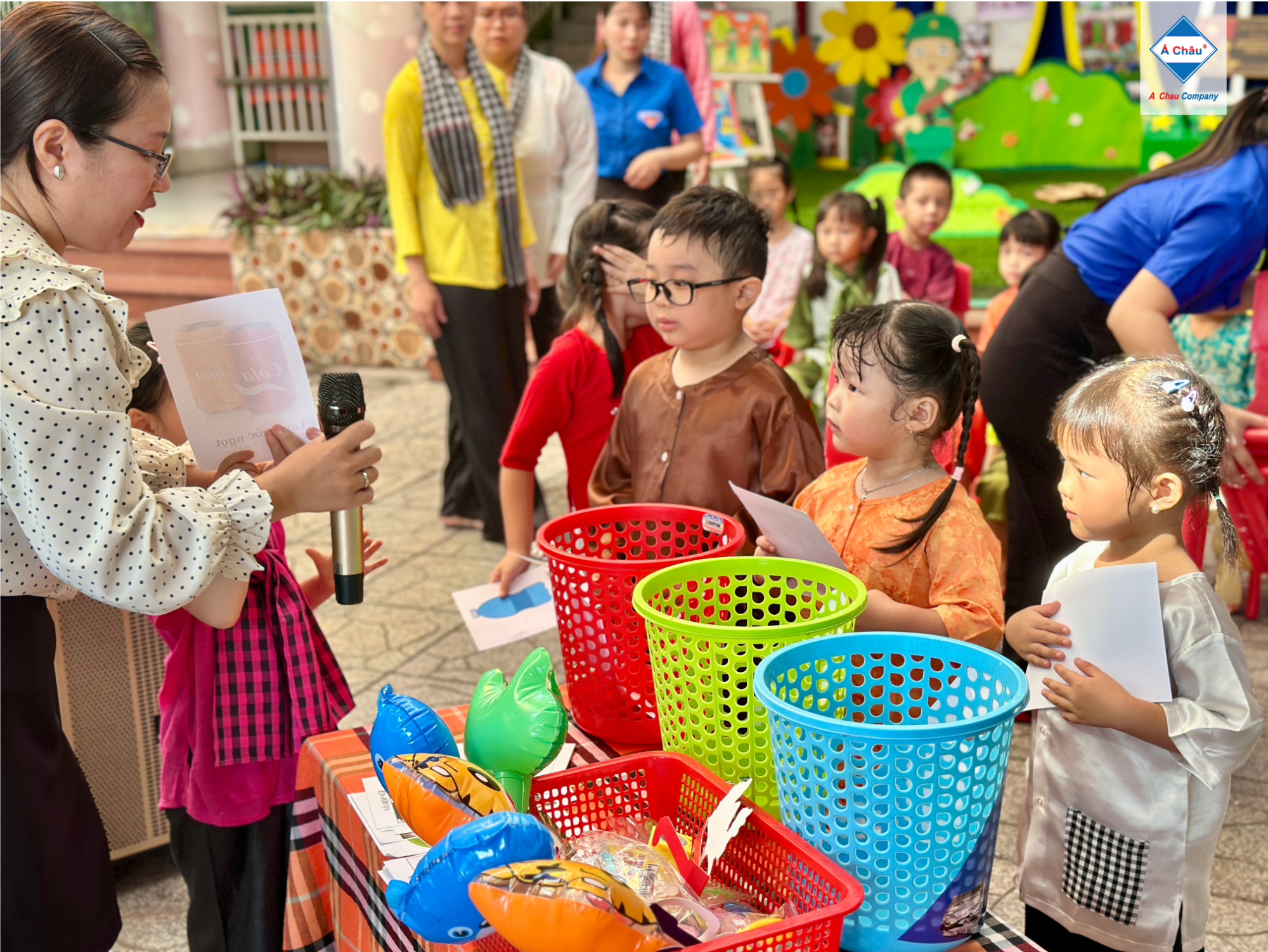 “Bạn nhỏ mầm non” thực hành phân loại rác và đổi rác tái chế lấy quà!