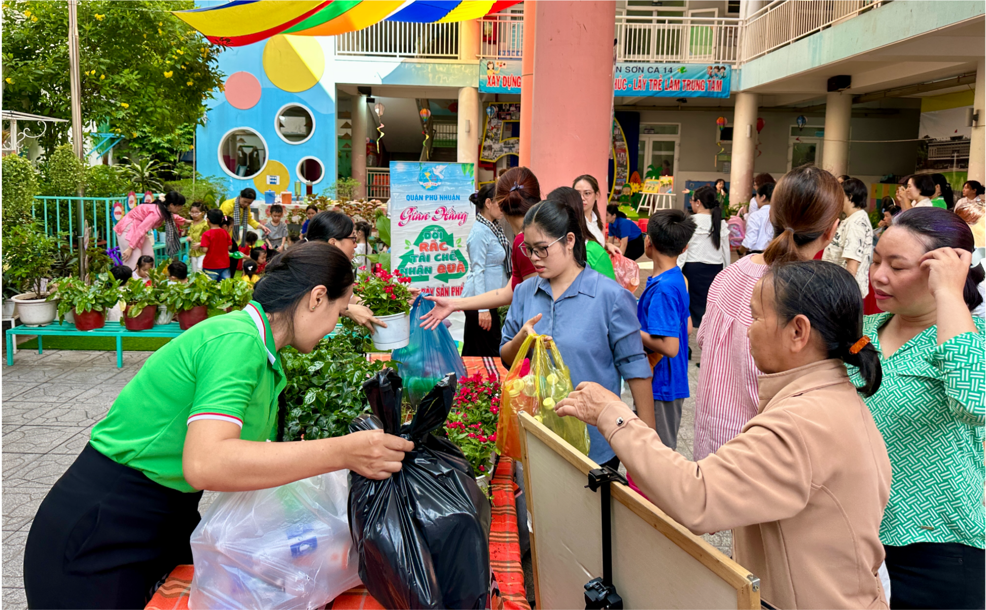 đổi rác tái chế lấy quà!