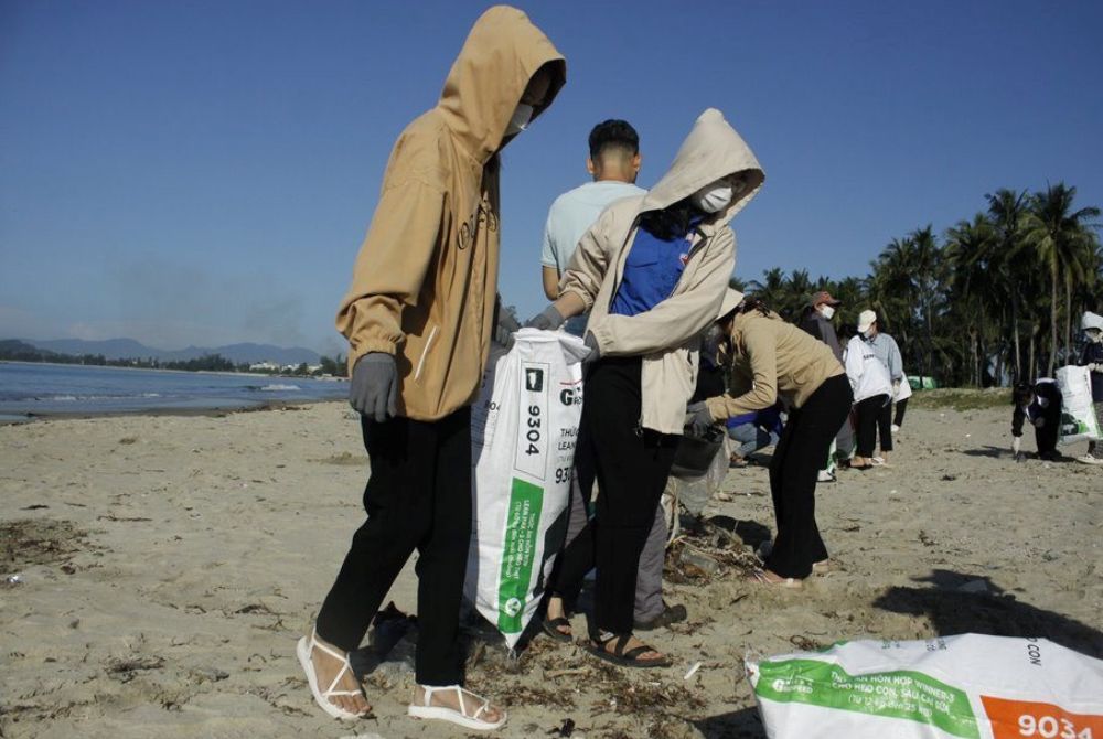 Ủy ban nhân dân xã Tịnh Kỳ ra quân thu gom rác thải nhựa bảo vệ môi trường biển đảo