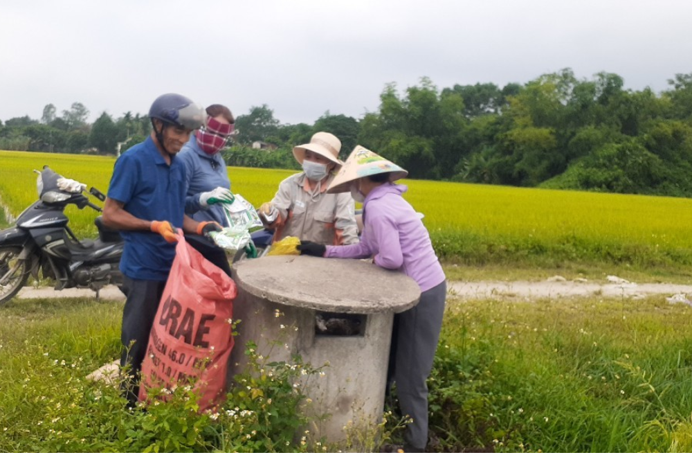 Hà Tĩnh: Hội Nông dân xã Tùng Ảnh tổ chức lao động, thu gom bao bì, vỏ chai thuốc bảo vệ thực vật!