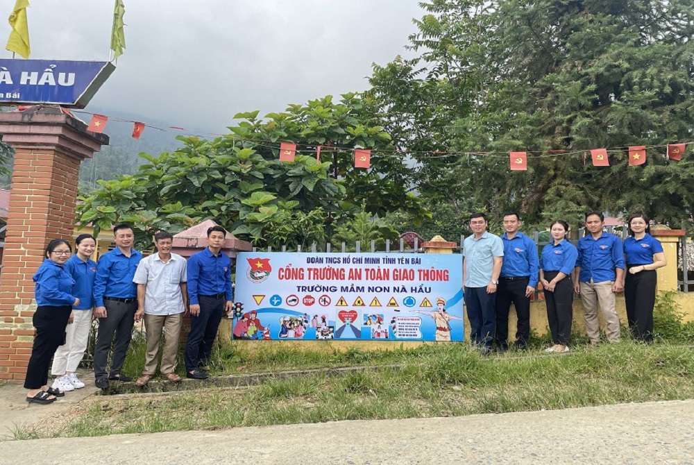 Yên Bái: Ra quân Ngày cao điểm tình nguyện xây dựng nông thôn mới, Chủ nhật xanh lần thứ III năm 2023