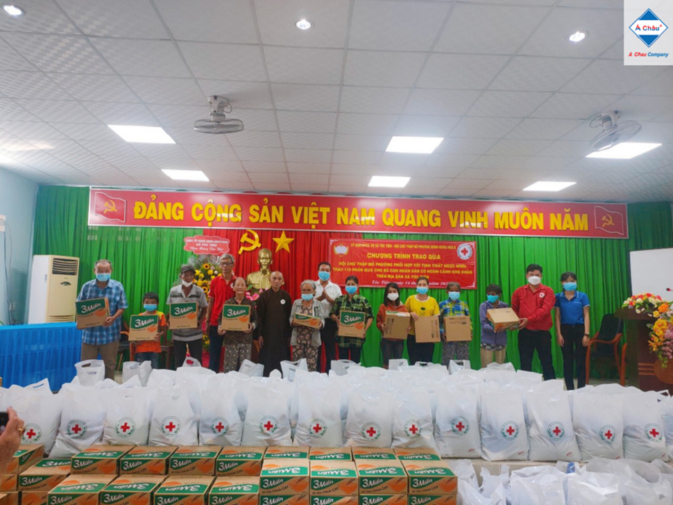 Đồng hành trao tặng 110 phần quà cho các cô chú thu nhặt ve chai và hoàn cảnh khó khăn trên địa bàn xã Tóc Tiên