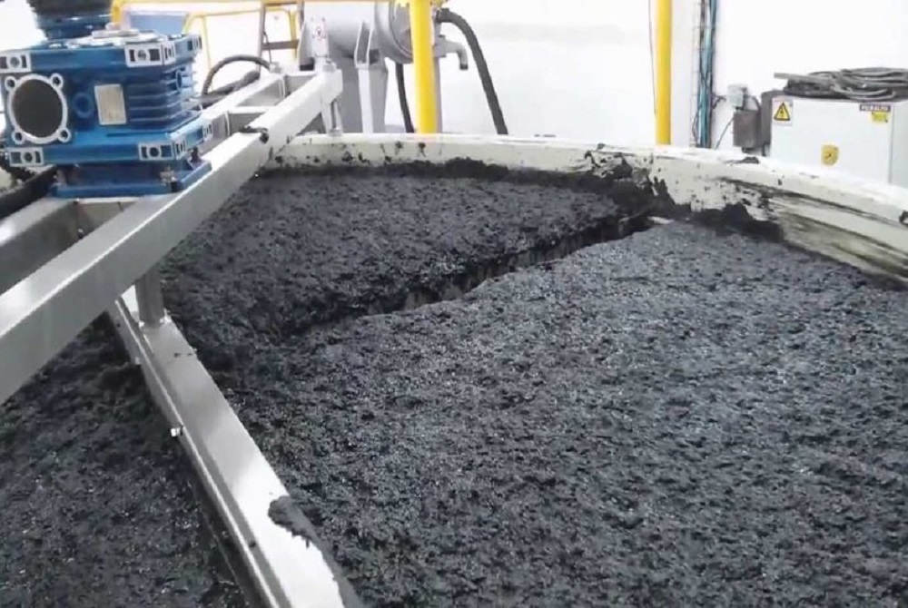 Using sewage sludge as raw material and fuel for the cement industry