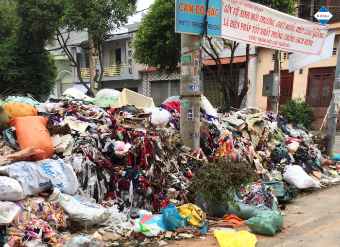 Sau Bình Tân, rác công nghiệp quận Tân Phú tiếp tục tràn ra đường