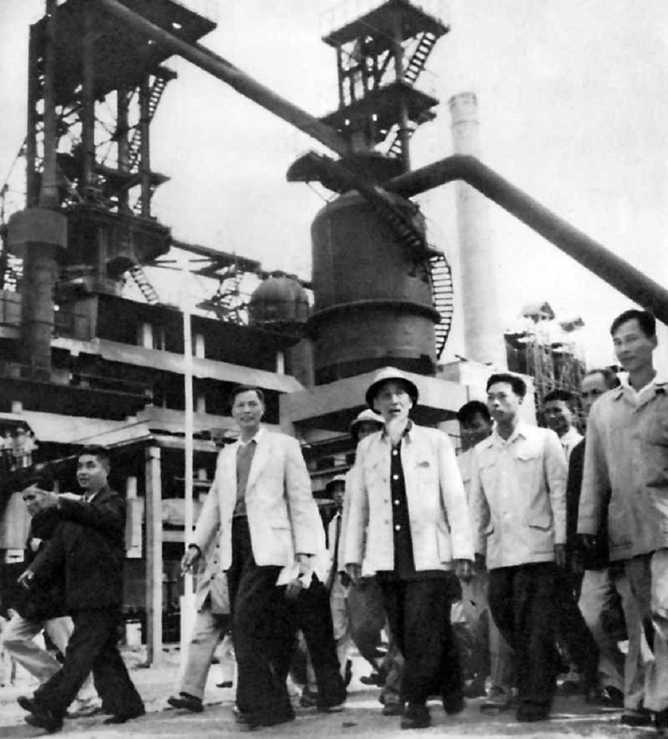         Bác Hồ về thăm Khu Gang thép Thái Nguyên năm 1964