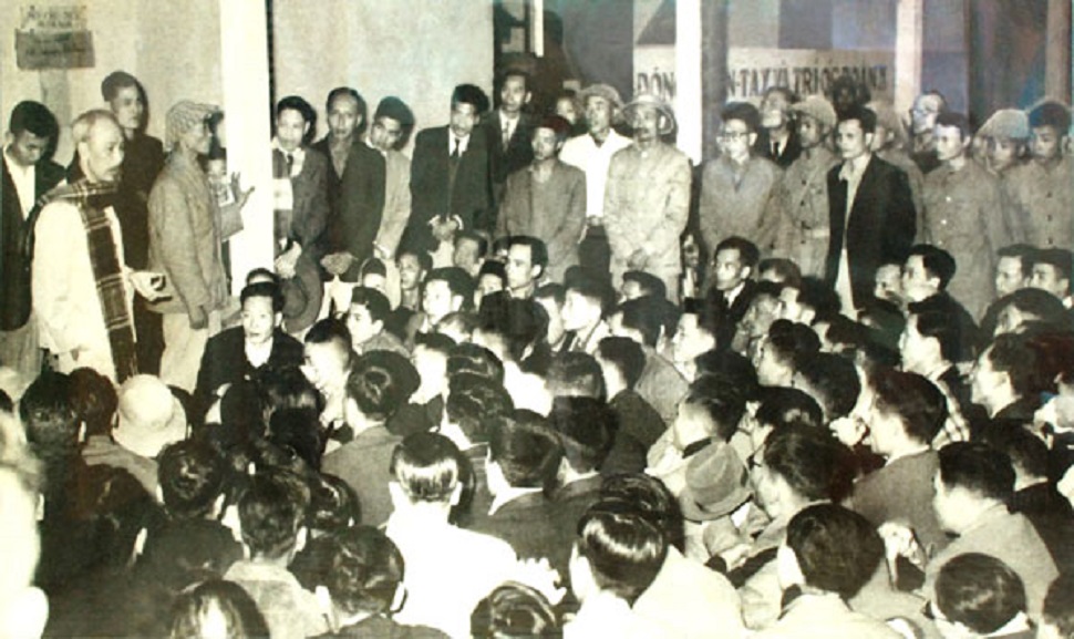 Ngày 21/12/1954, Bác Hồ về thăm ngành Điện