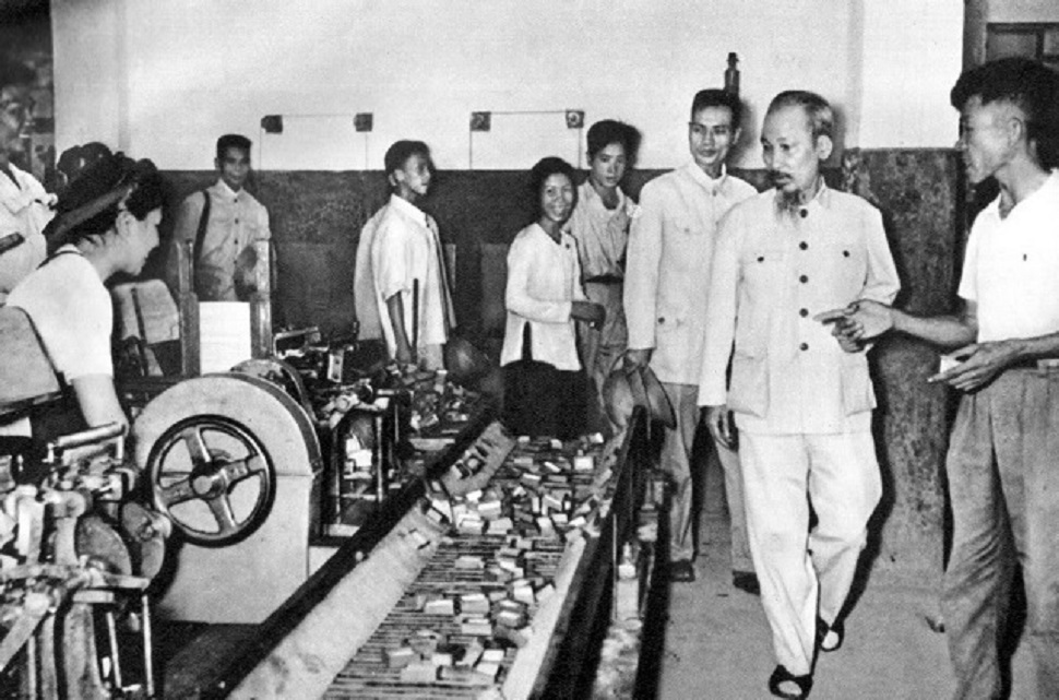 Hồ Chủ tịch thăm Nhà máy diêm Thống Nhất những năm đầu khôi phục kinh tế (1956). Ảnh: Tư liệu