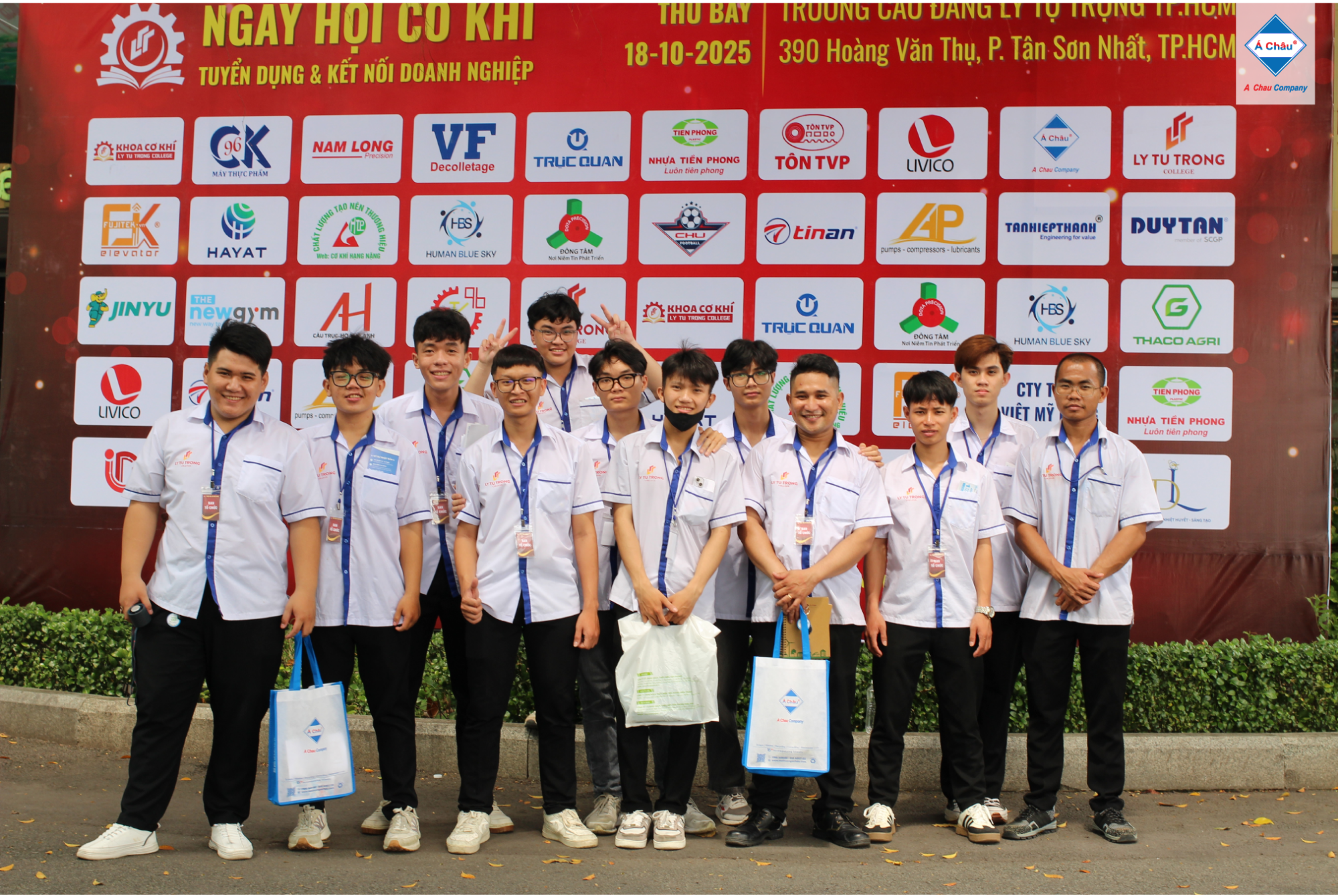 Cán bộ giảng viên và sinh viên Khoa Cơ khí và Khoa Du lịch – Khách sạn đồng hành cùng hoạt động