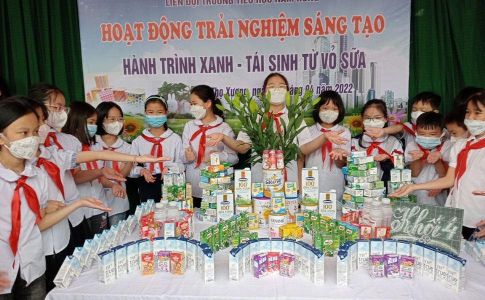 Hào hứng chương trình ' Hành trình xanh- Tái sinh từ vỏ sữa' tại Trường Tiểu học Nam Hồng!