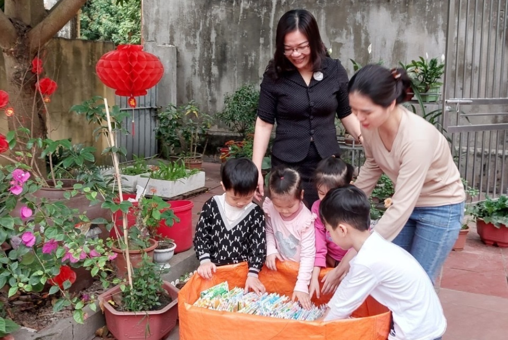 Nhóm “Biệt đội sống xanh” với mô hình thu gom, phân loại và tái chế vỏ hộp sữa tại Khoái Châu!