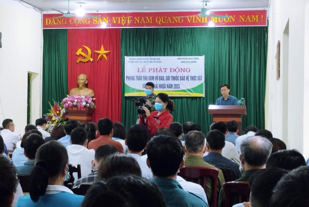Phát động thu gom vỏ bao, gói thuốc bảo vệ thực vật tại xã Vi Hương!