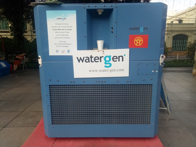 Người dân Thủ đô hào hứng với máy lọc nước uống từ không khí