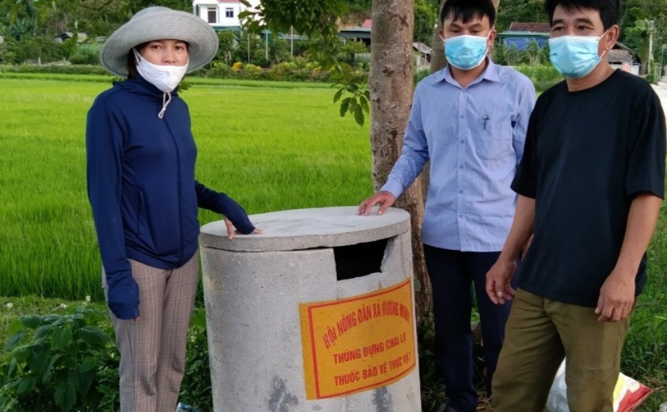 Hội nông dân xã Hương Minh lắp đặt thùng thu gom vỏ thuốc bảo vệ thực vật!