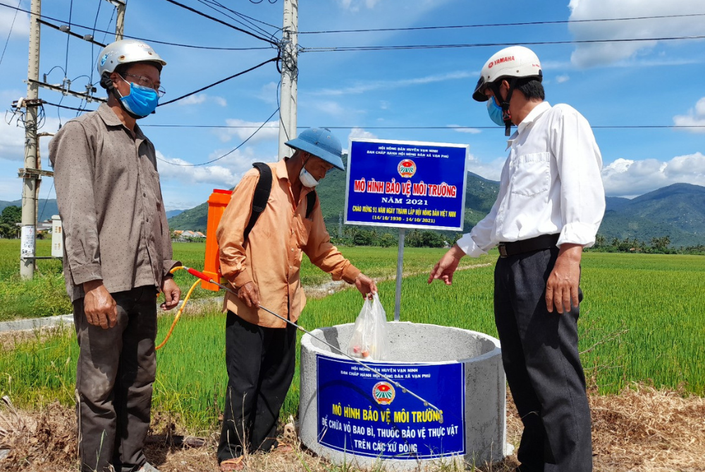 Khánh Hòa: Hội Nông dân xã Vạn Phú triển khai mô hình bảo vệ môi trường “Bể chứa vỏ bao bì, thuốc bảo vệ thực vật” trên đồng ruộng”!