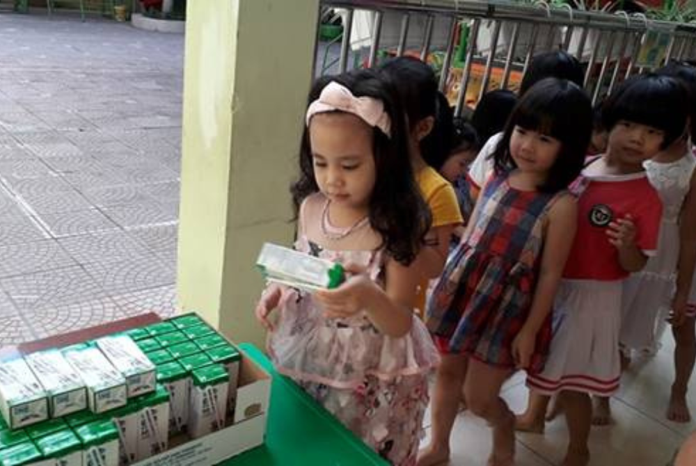 Hào hứng chương trình thu gom, tái chế vỏ hộp sữa tại Trường Mầm Non Sơn Ca!