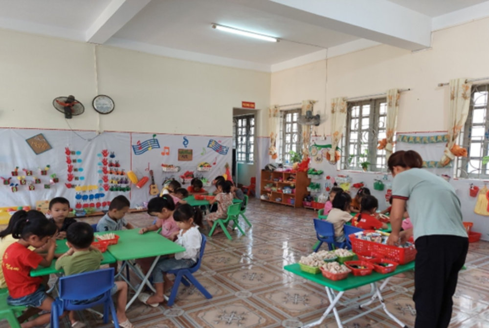 Độc đáo làm đồ chơi từ vỏ hộp sữa và vật liệu đã qua sử dụng tại Trường Mầm Non xã Mường Cang!