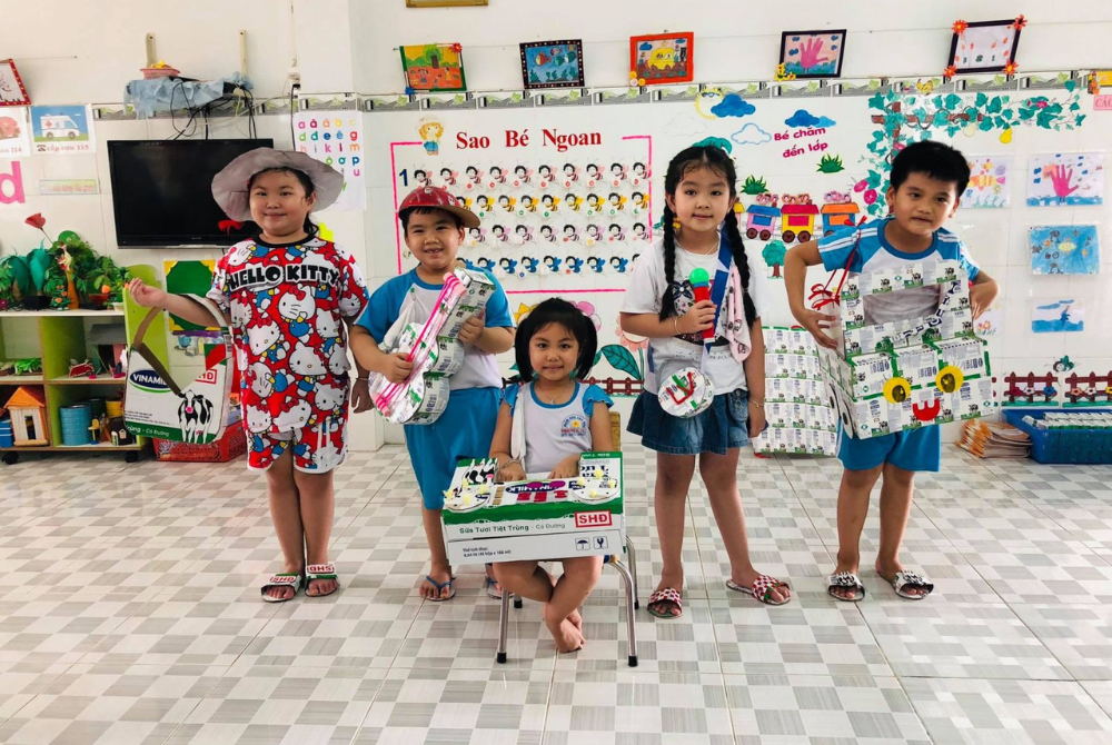Độc đáo đồ chơi tự làm từ vỏ sữa học đường tại Trường mầm non Sao Mai!