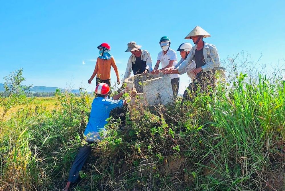 Bình Định: Hội Nông dân Mỹ Hiệp ra quân thu gom vỏ bao bì, lọ thuốc bảo vệ thực vật